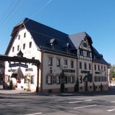 Ehemaliges Gasthaus und ehemaliges Brauereigebäude (ursprünglich Erbgericht, zwischenzeitliche Nutzung als Braugut, heute Hotel und Restaurant) sowie Toreinfahrt zwischen beiden Gebäuden Obere Hauptstraße 1; 1a
