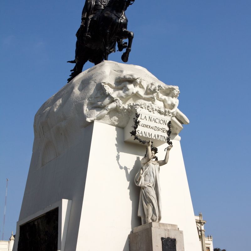 Monumento a San Martín - Estatua ecuestre de bronce en Plaza San Martín ...