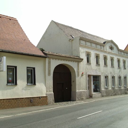 Wohnhaus in ehemals halboffener Bebauung und seitlicher Torbogen Hallesche Straße 20