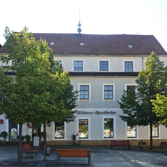 Wohnhaus mit weiterem Baukörper im rechten Winkel und Torbogen Kirchgässchen 2