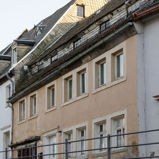 Wohnhaus in geschlossener Bebauung und Hinterhaus Neustadt 34