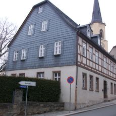 Schule, heute Wohnhaus in halboffener Bebauung und in Ecklage Pfarrstraße 2