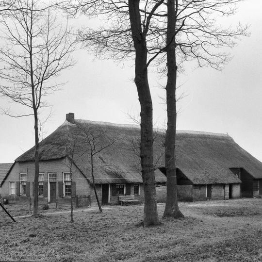 Boerderij met twee zijbaanders en Lodewijk XV-voordeur