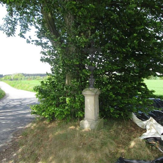 Kříž severně od Hvožďan u rozcestí