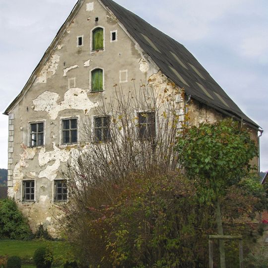 Ehemaliges Landsassengut und Weiherhaus