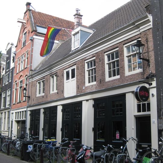 Koetshuis met gevel onder rechte lijst