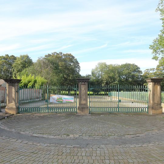 Gate Piers to Birkenhead Park, Park Road East