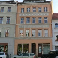 Mietshaus in geschlossener Bebauung, mit Läden mit originalen Fronten Demianiplatz 41