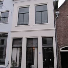 Pand met verdieping en schilddak