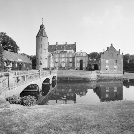 Rechteren: brug met keermuren