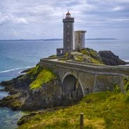 フランスで最高のサーフスポット：バスク海岸からブルターニュまで人気の波の完全ガイド