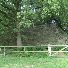 Langwerpig zeszijdig schapenschot (schaapskooi) onder rieten dak en met lemen wanden