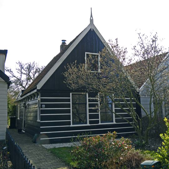 Houten huis met puntvormig voorschot