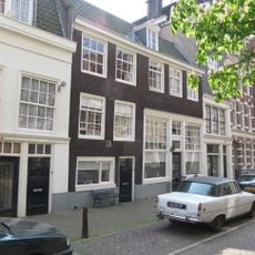 Pand onder dwars dak met houten pui