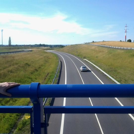 Most přes silnici I/58 západně od Příbora