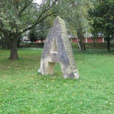 Kamenná plastika No comment v Pietním parku v Litvínově