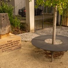 Památný kámen z Krakovce u Husova sboru na Vinohradech