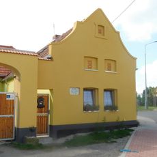 Pamětní deska Otakara Šámala v Horoušanech