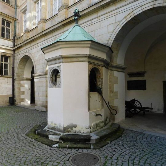 Kašna na nádvoří zámku v Brandýse nad Labem