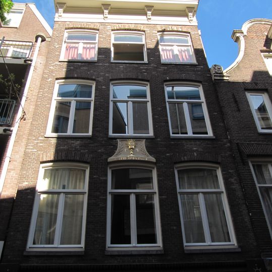 Pand met gevel onder rechte lijst gevelsteen met kelk, armenisch opschrift en jaartal