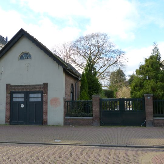 Koetshuis met tuinhek