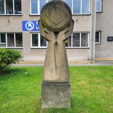 Socha volejbalu před sokolovnou v Letohradě