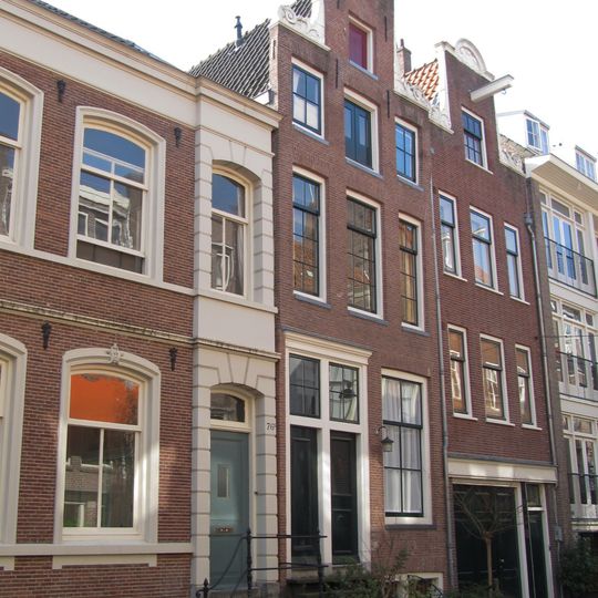 Huis, vanwege de zandstenen onderdelen van de gevelhals