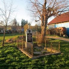 Kříž v Mochtíně u rozcestí