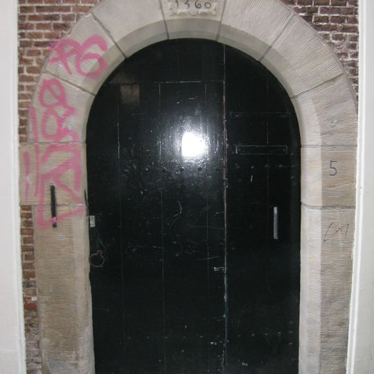 Pand dat onderdeel vormt van het perceel prinsenhofsteeg 4, omschreven als een over een gang gebouwd dwarshuis met goede roedenverdelin
