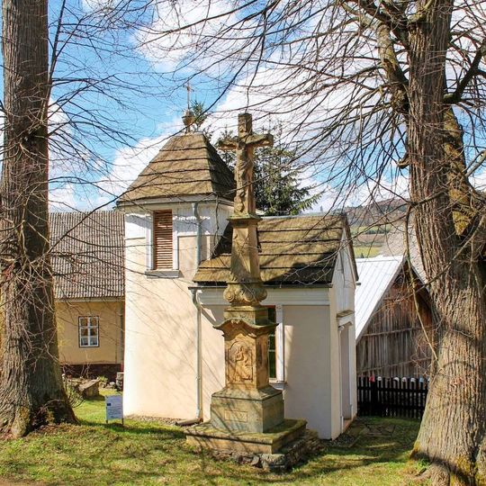 Kříž v Hartíkově vedle kaple na návsi