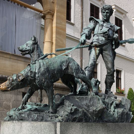 Socha lovce před hlavní budovou zámku Konopiště