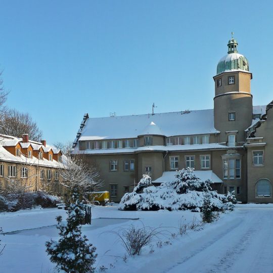 Einzeldenkmale der Sachgesamtheit Vorwerk Helmsdorf: Herrenhaus , südliches Wirtschaftsgebäude sowie Wasserpumpstation  Wilschdorfer Straße 2; 4; 6; 8
