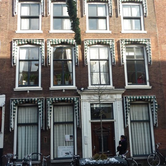 Pand met bakstenen gevel met rechte kroonlijst met consoles