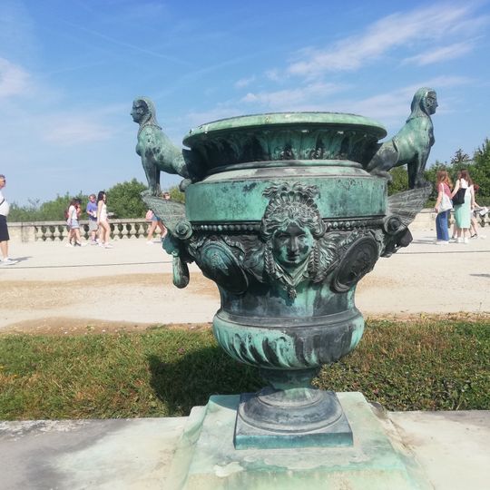 Vase aux protomés de lion avec sphinge