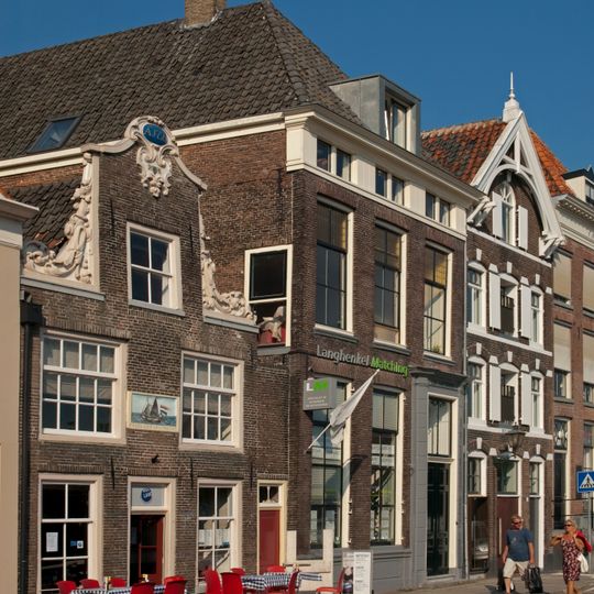 Pand met bakstenen gevel op hardstenen sokkel, rechte kroonlijst en voordeur in pilasteromlijsting