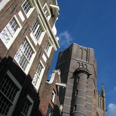 Pand met pilaster-halsgevel met drie gevelstenen en fraaie gesneden louis