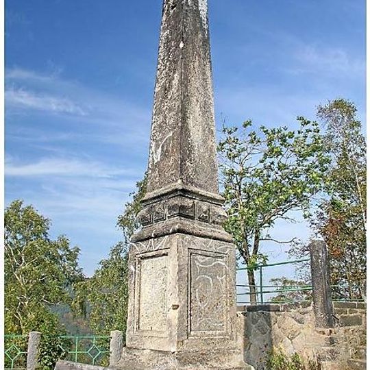 Sloup-obelisk na Císařské vyhlídce na Stoličné hoře v Děčíně