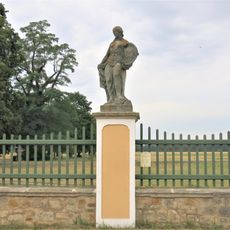 Alegorická socha Květen v ohradě zámecké zahrady ve Veltrusech