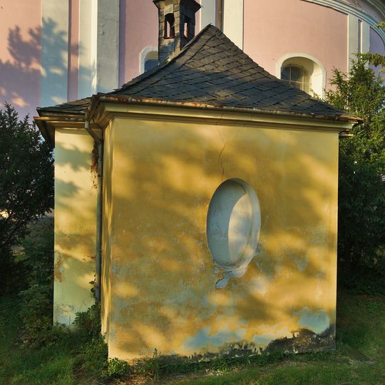 Hřbitovní kaple ve Slatinicích u kostela