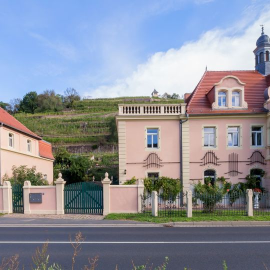Sachgesamtheit '''Rote Presse''' mit folgenden Einzeldenkmalen: Herrenhaus, Nebengebäude und drei Wachhäuschen eines Weingutes und Sachgesamtheitsteilen: Einfriedung und Stützmauer, sowie Weinberg Dresdner Straße 344; 346