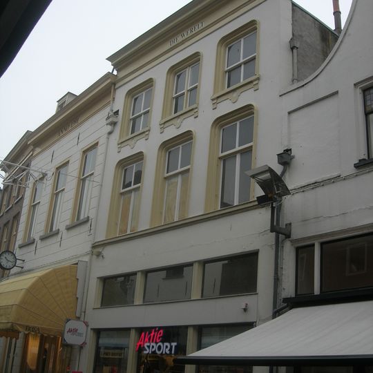 Pand met gepleisterde lijstgevel met stucversieringen en geprofileerde vensteromlijstingen met afgeronde hoeken