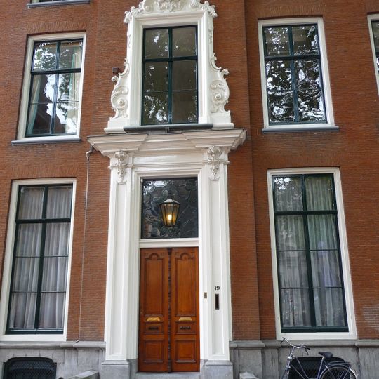 Statig hoog herenhuis met geaccentueerde middenpartij en lage stoep