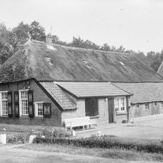 Boerderij onder met pannen en riet gedekt afgewolfd zadeldak