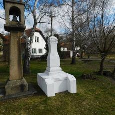 Kříž na návsi v Křenicích