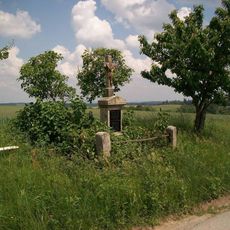 Kříž nad Chmelnou u polní cesty