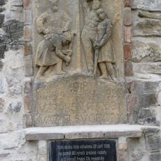 Památník 80 let zrušení roboty a 10 let výročí trvání Československé republiky u hlavní brány hradu Veveří