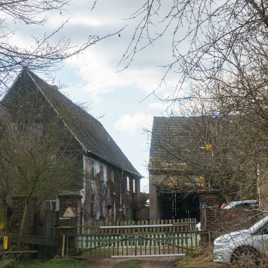 Wohnstallhaus, Seitengebäude und Hofpflaster eines Bauernhofes Alte Hauptstraße 15