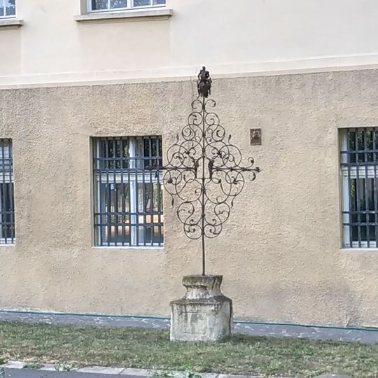 Kříž u Oblastního muzea v Mostě