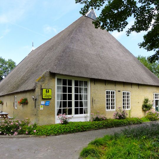 Kop-hals-rompboerderij in gele Friese steen op het terrein van de voorm. Liauckama State