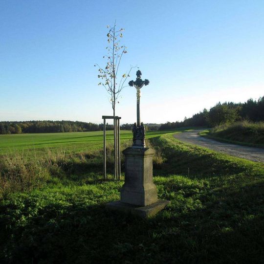 Kříž jižně od Mostic u rozcestí